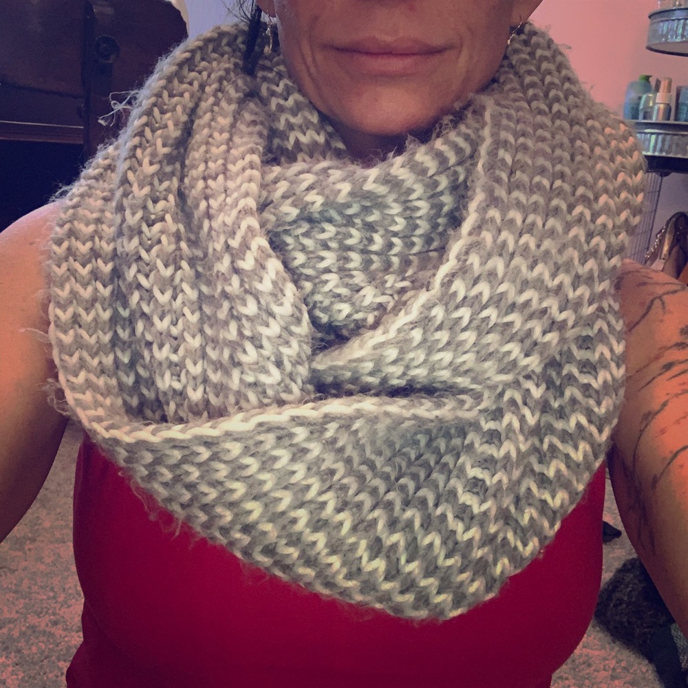 🎁 chunky knit infinity scarf 😍